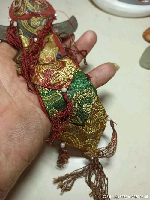 民国铜大鹏鸟和丝织品